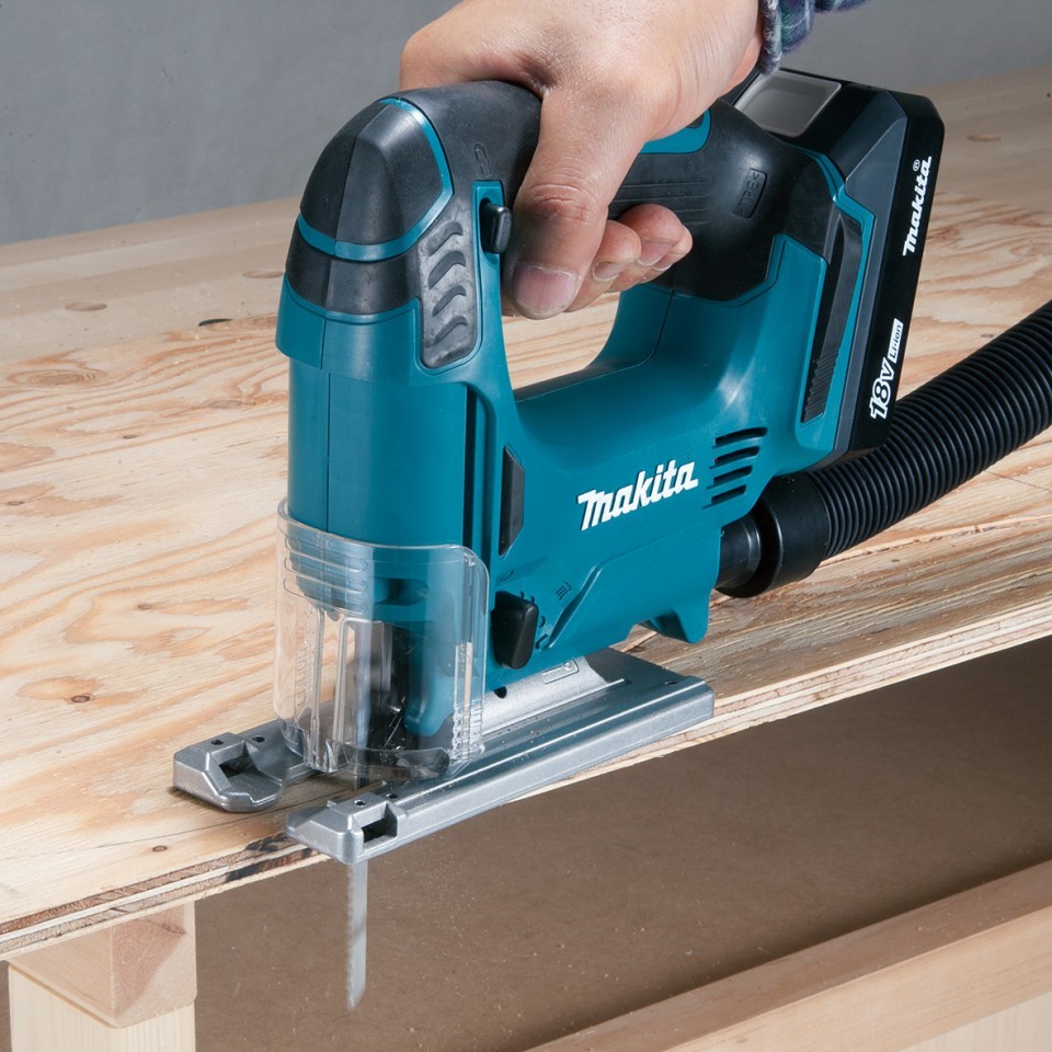 máy cưa lọng Makita